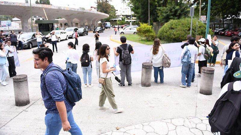 Protesta de estudiantes de la Universidad Veracruzana contra prórroga de Martín Aguilar Sánchez